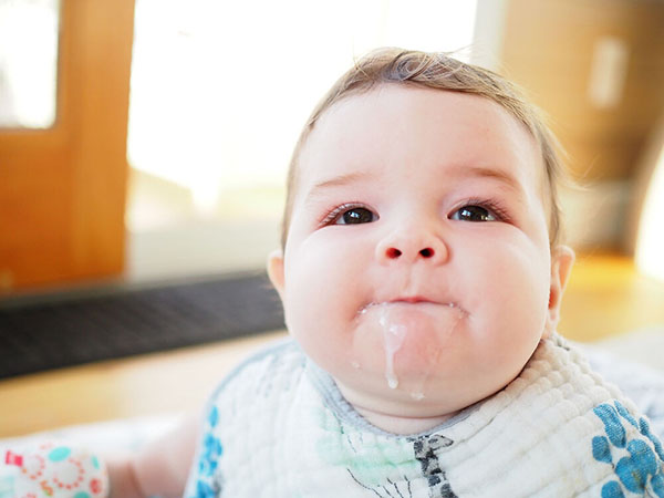 Trẻ sơ sinh bị ọc sữa phải làm sao?