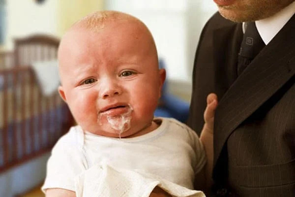 trẻ sơ sinh bị ọc sữa