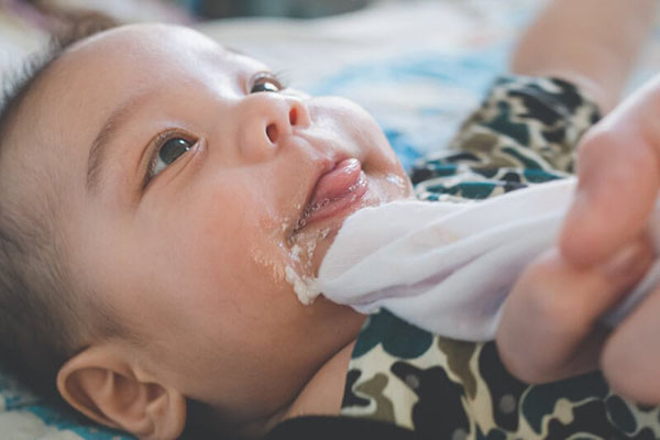lau miệng cho trẻ sơ sinh bị ọc sữa